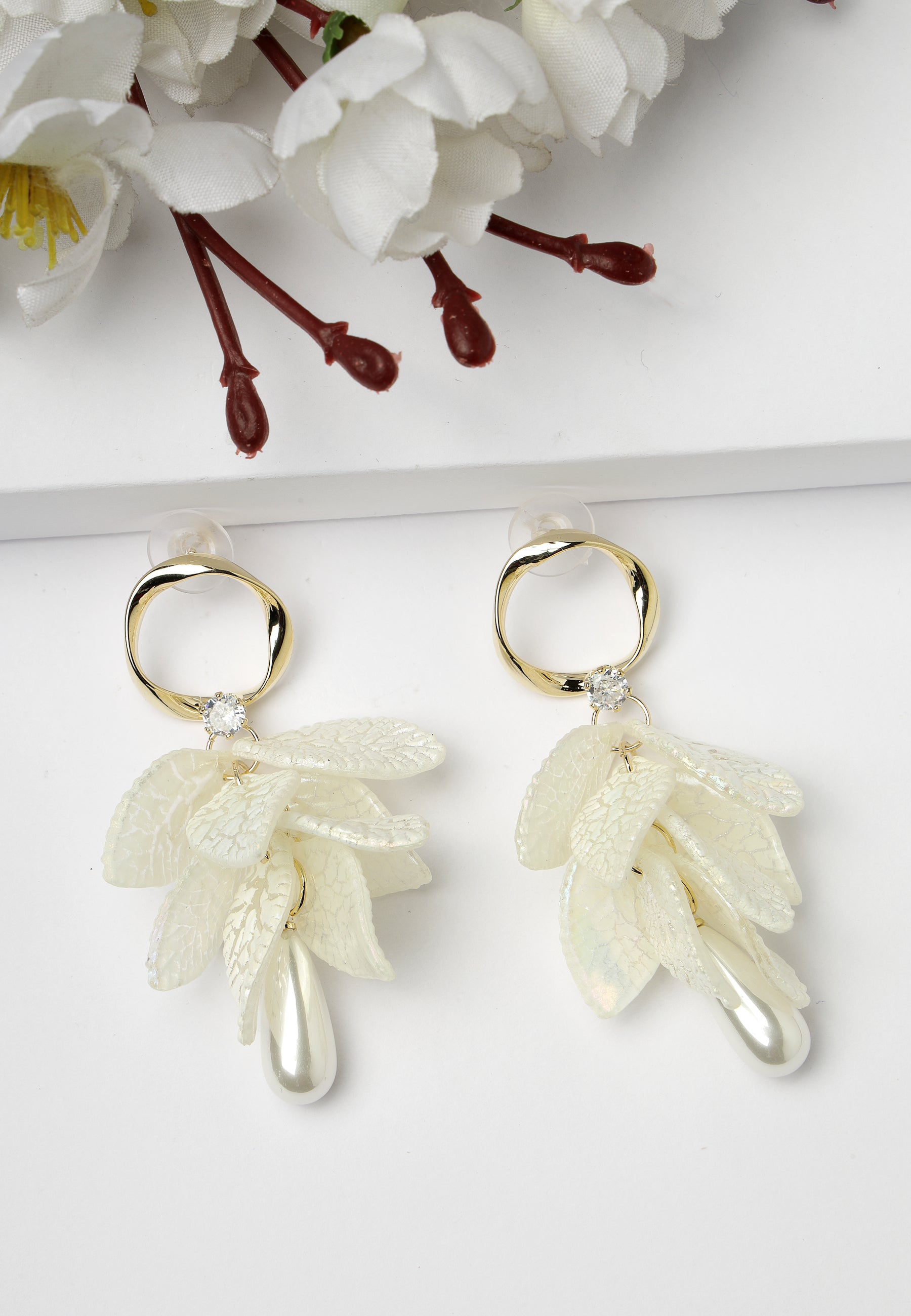 Boucles d'oreilles pendantes en cascade de feuilles blanches