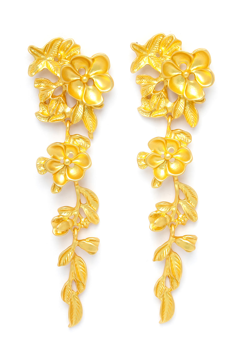 Pendientes largos con flores de color dorado