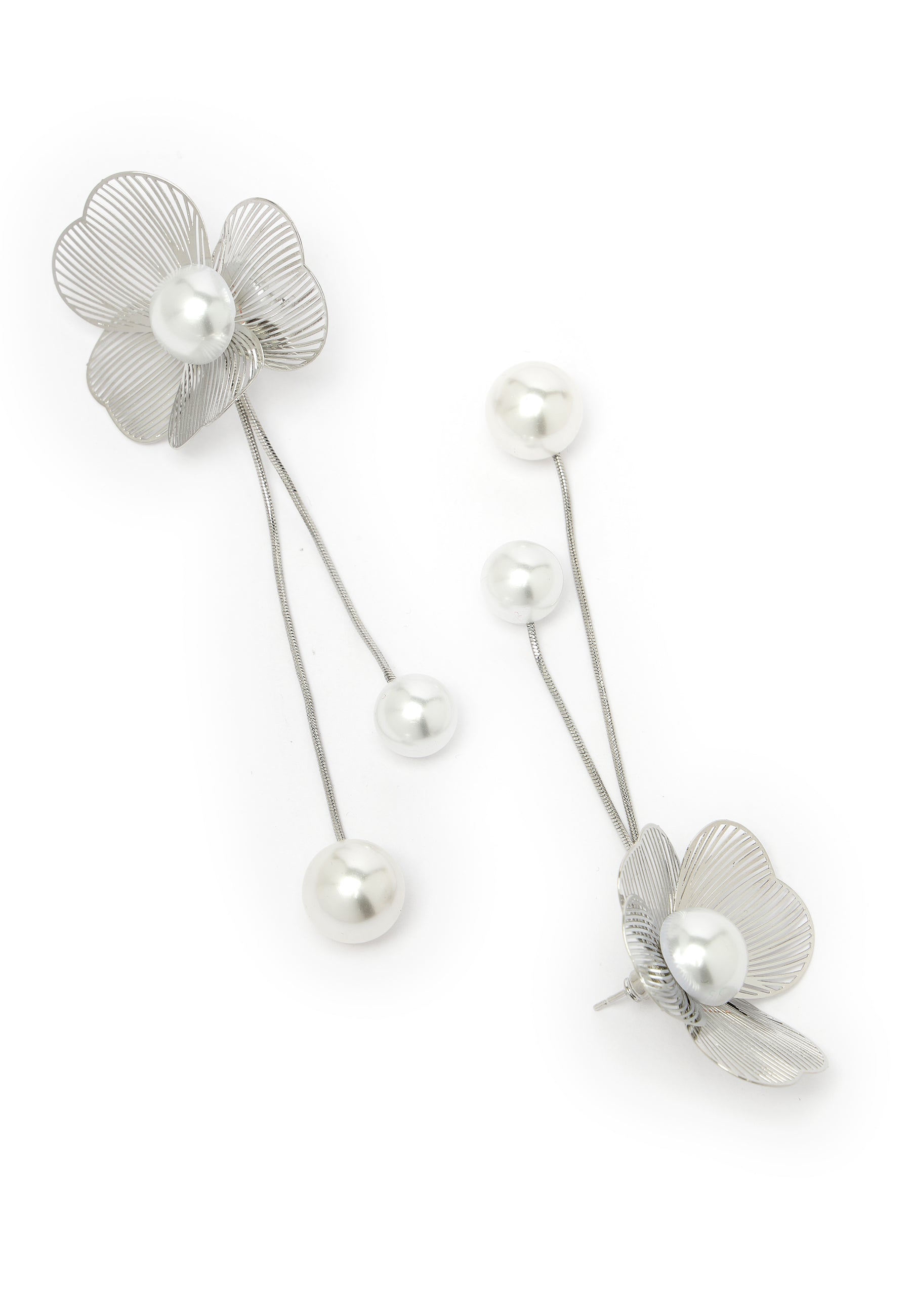 Boucles d'oreilles pendantes à fleurs et perles argentées