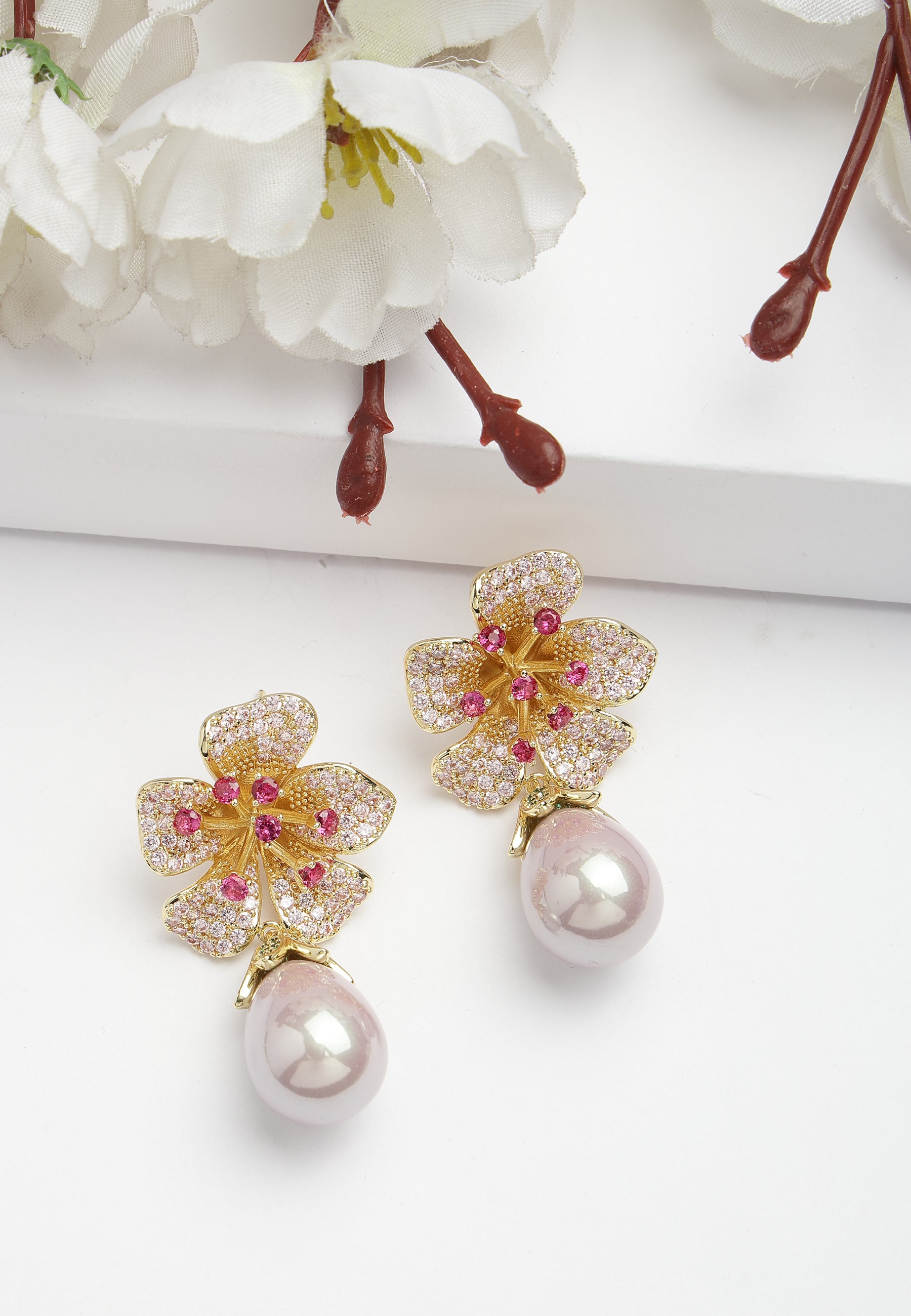 Pendientes colgantes con flores de circonita