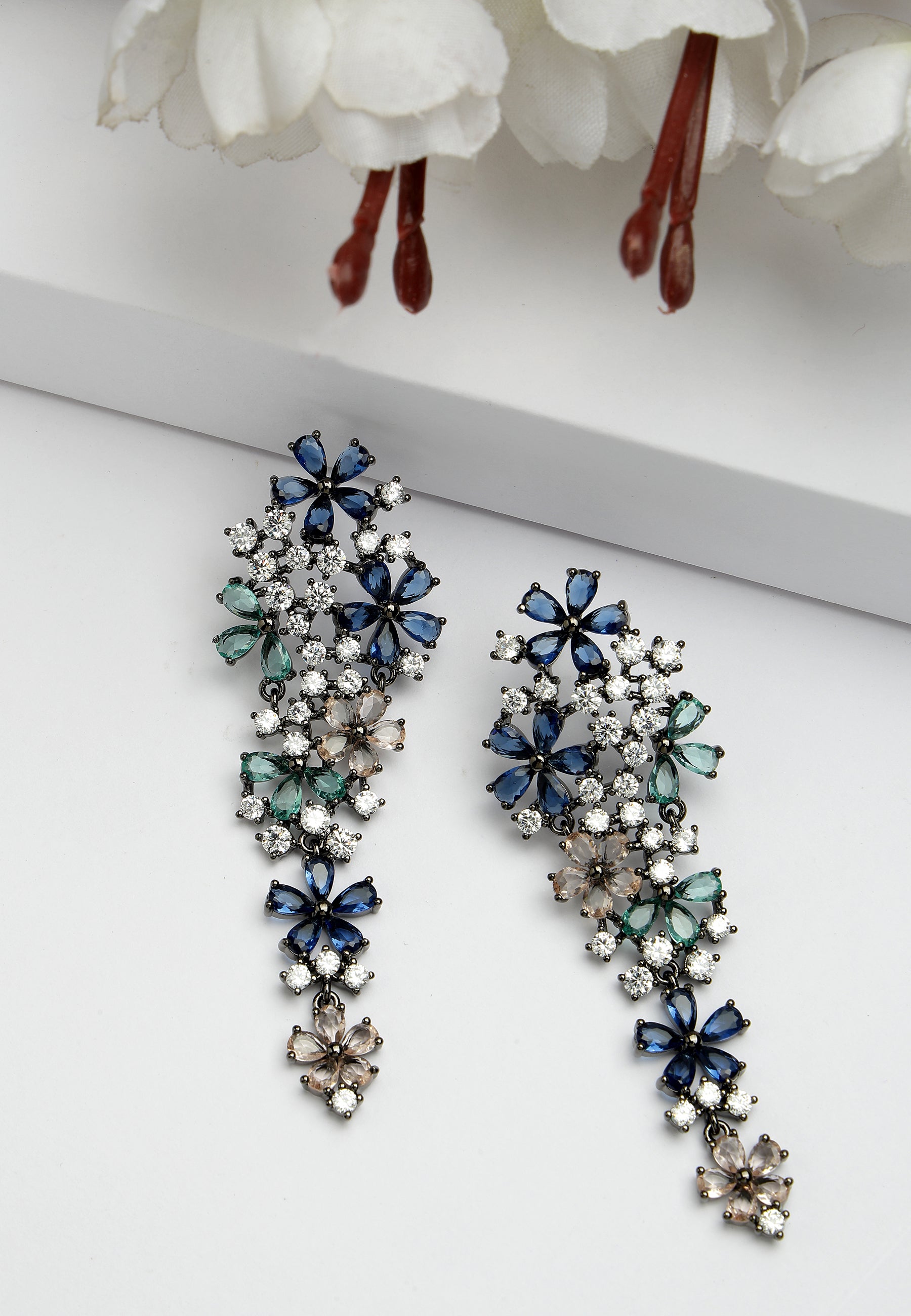 Boucles d'oreilles florales en cascade de zircone