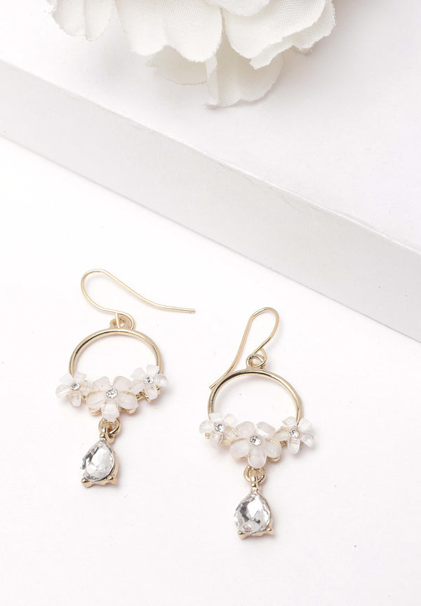 Pendientes de cristal floral dorado y blanco