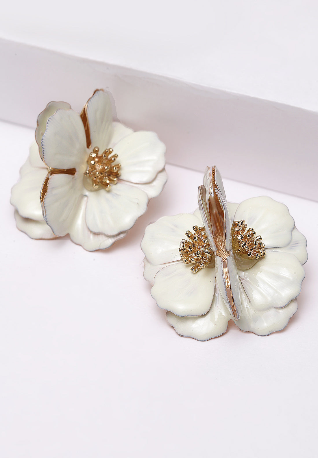 Orecchini metallici floreali bianchi